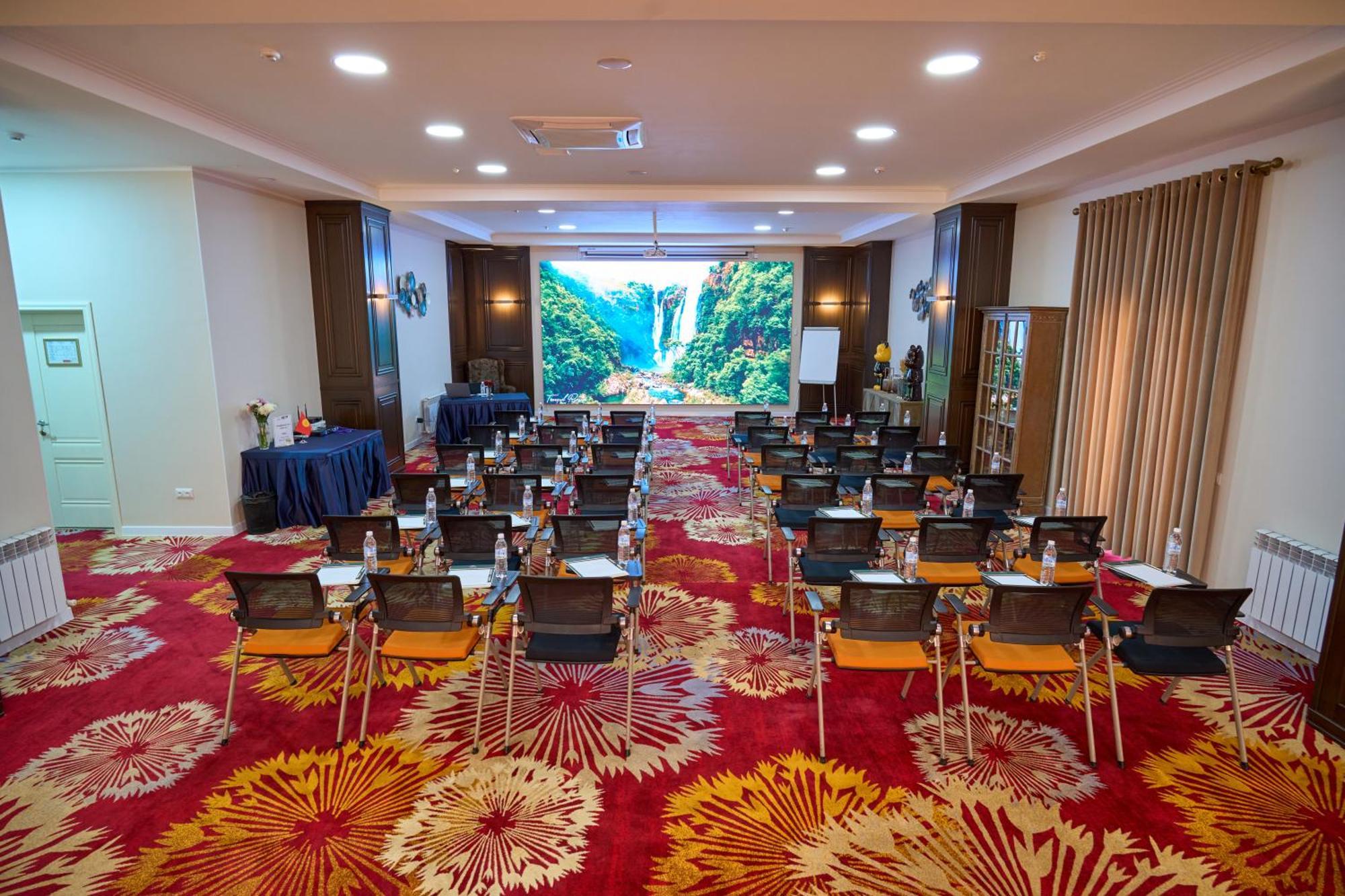 Garden Hotel & Spa Bishkek Esterno foto