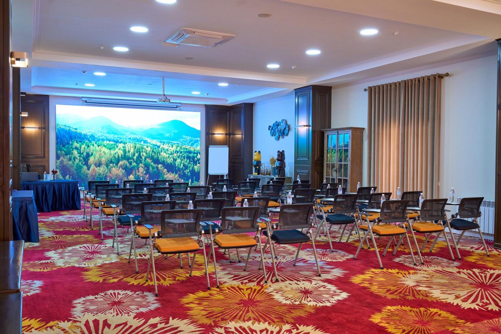 Garden Hotel & Spa Bishkek Esterno foto