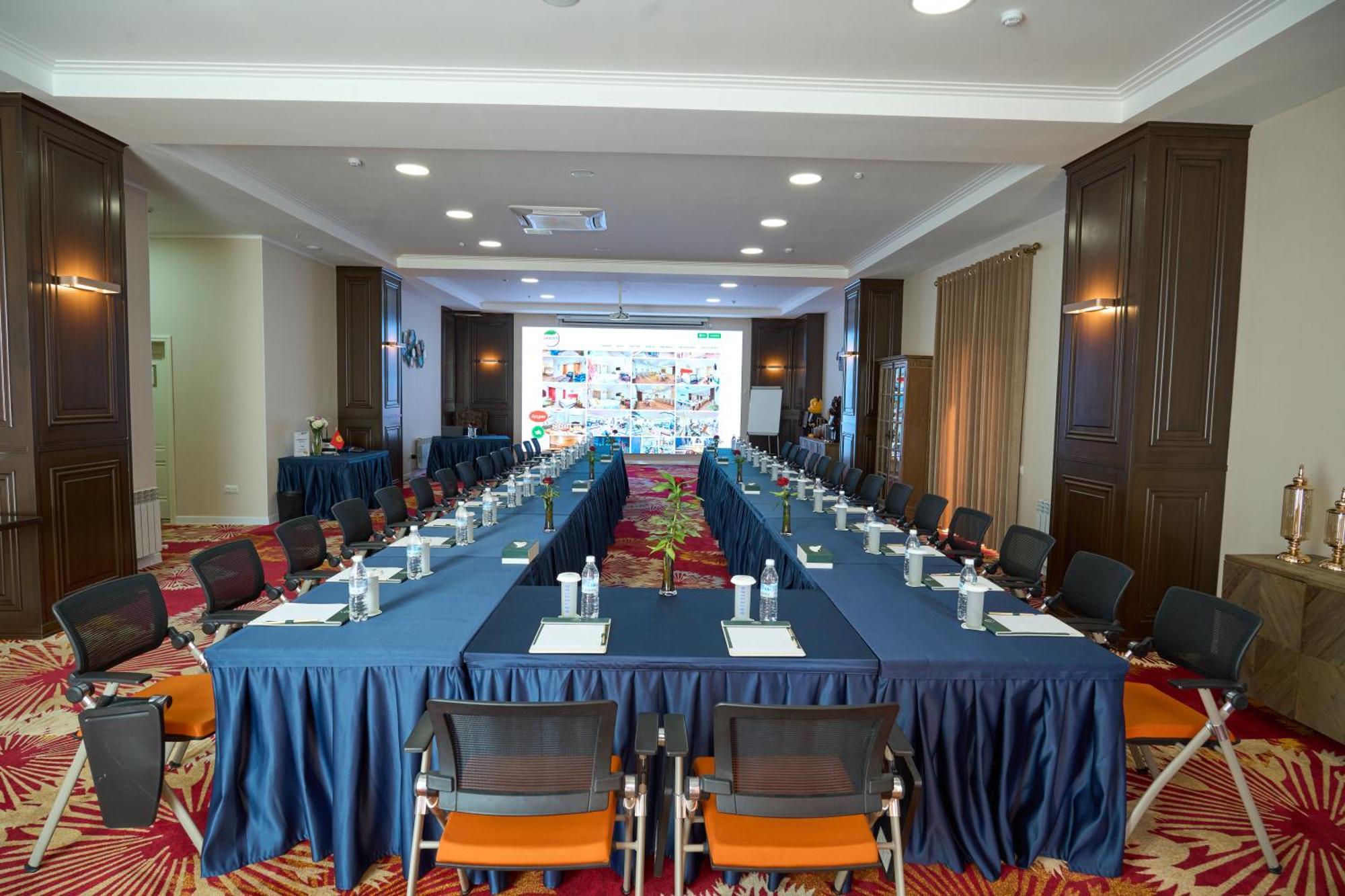 Garden Hotel & Spa Bishkek Esterno foto