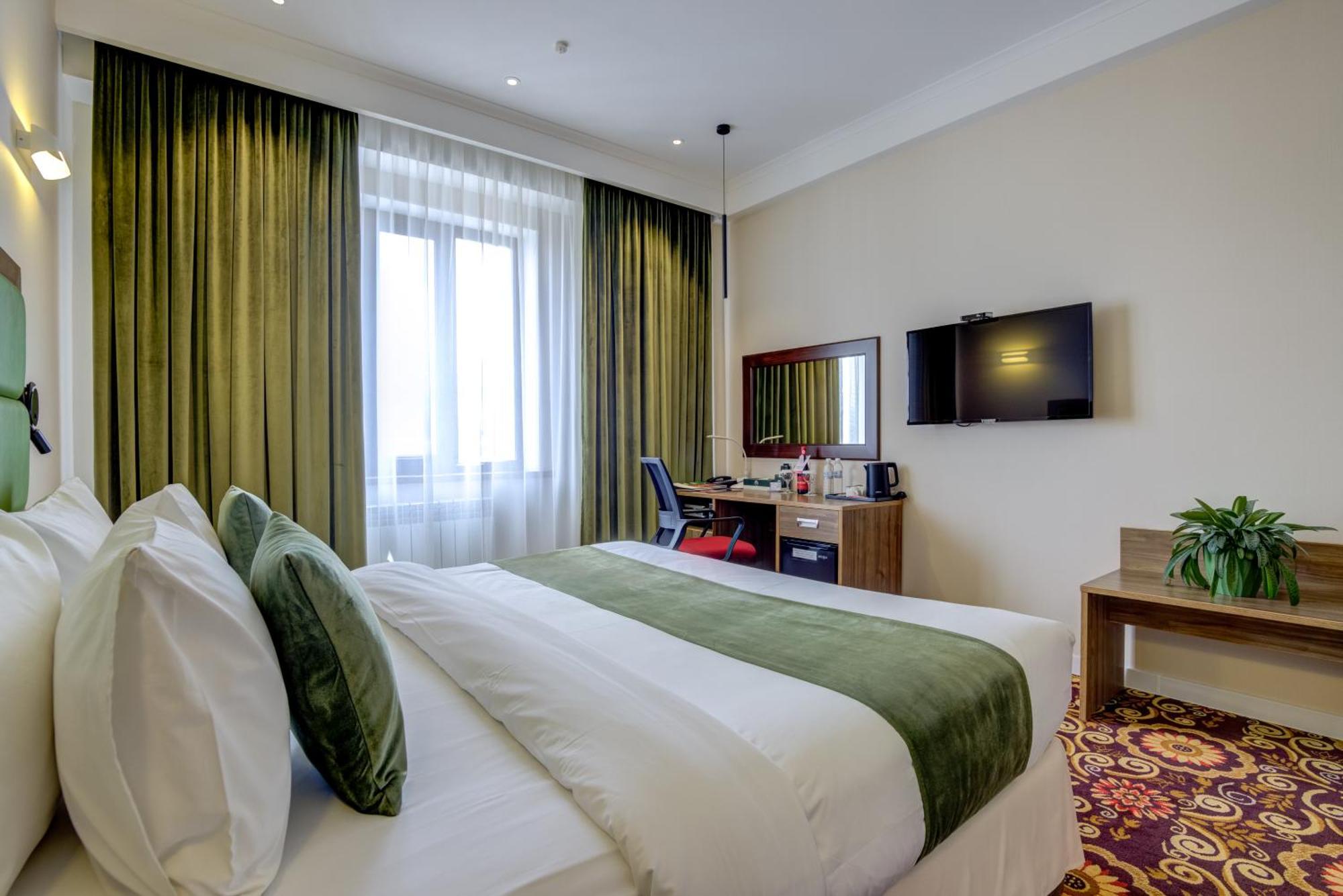 Garden Hotel & Spa Bishkek Esterno foto
