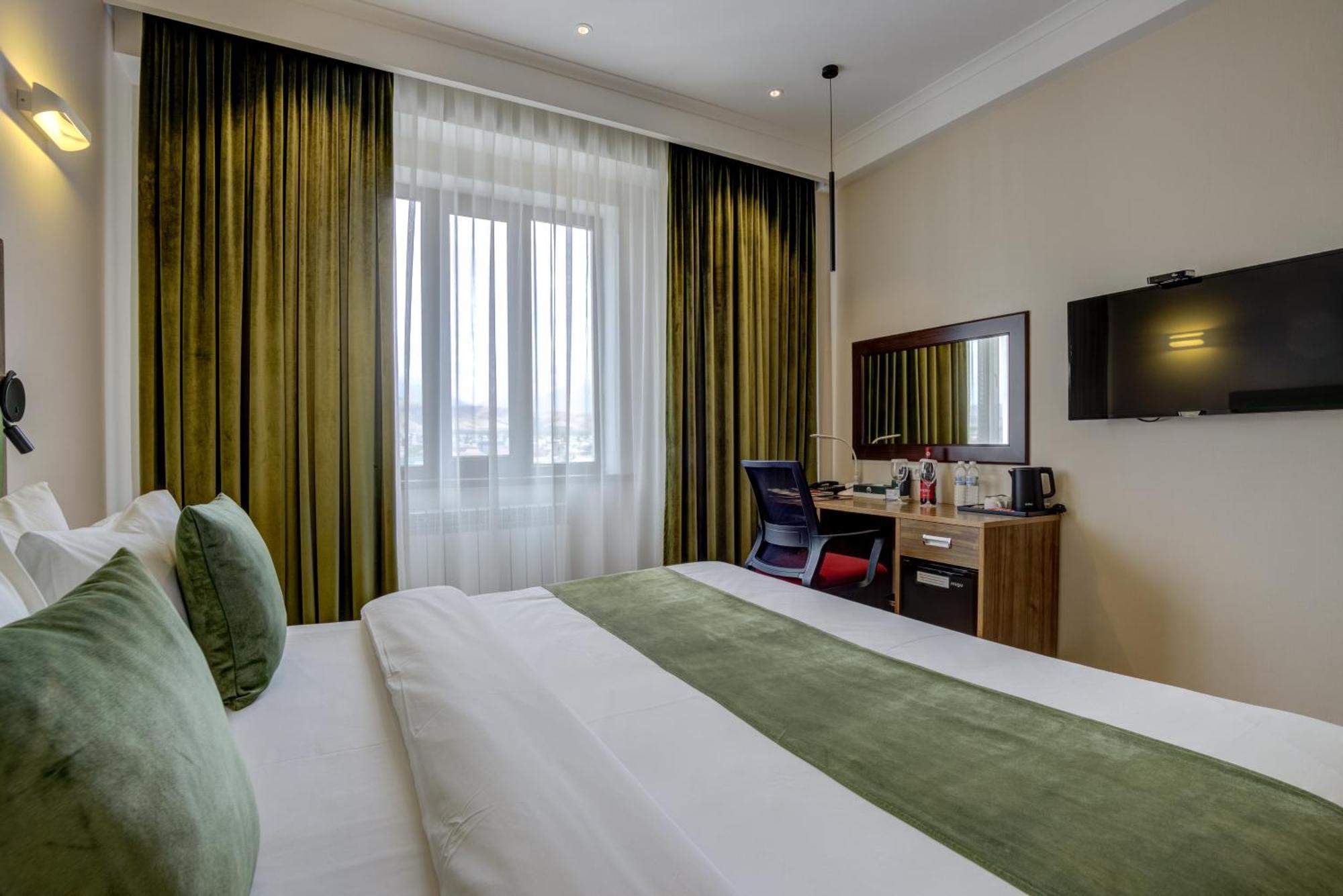 Garden Hotel & Spa Bishkek Esterno foto