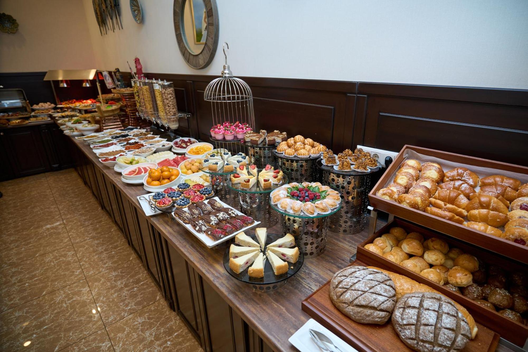 Garden Hotel & Spa Bishkek Esterno foto