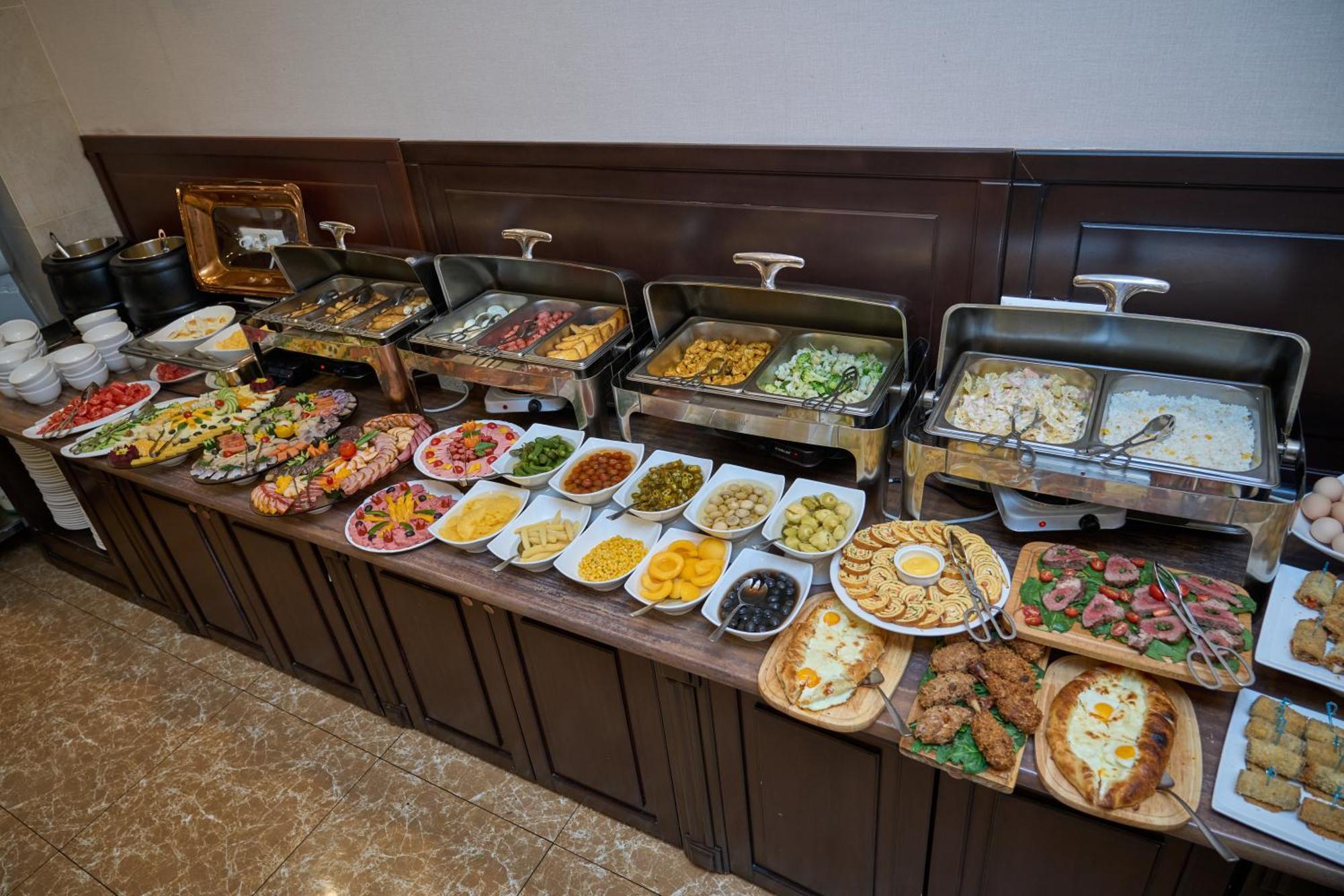 Garden Hotel & Spa Bishkek Esterno foto