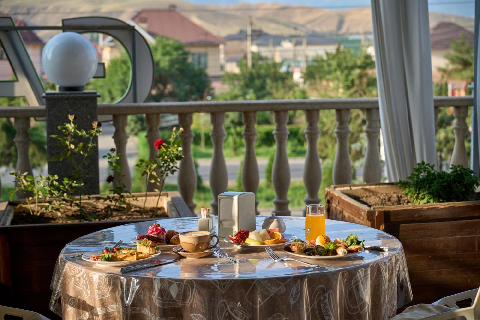 Garden Hotel & Spa Bishkek Esterno foto